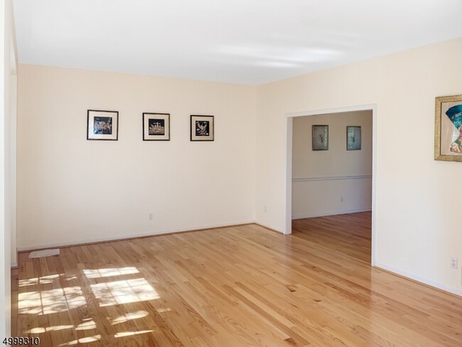 Building Photo - 9 Colonial Ct