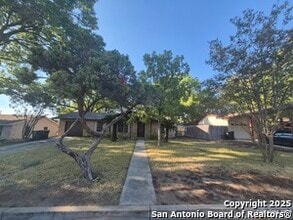 Building Photo - 205 Maple Dr