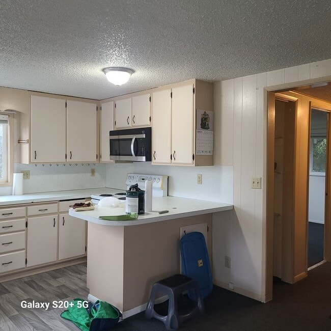 Building Photo - 2bd 1ba Home Washer and Dryer Hook Up