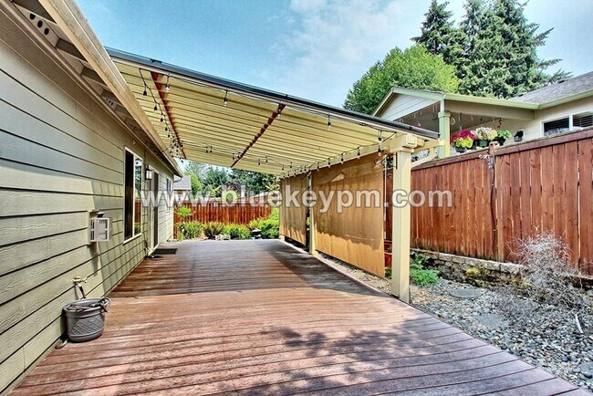 Foto del edificio - 3 Bed, 2 Bath : A GREAT Multi-Generational Home