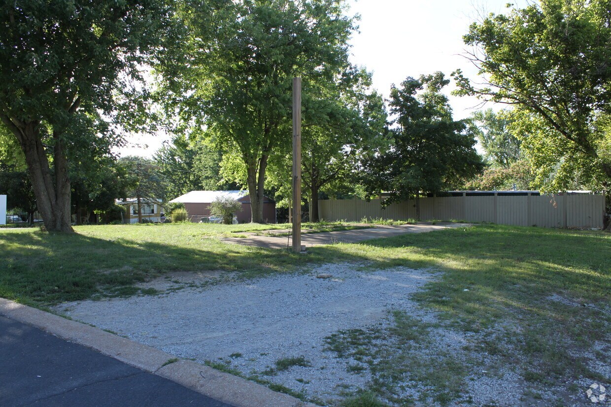 Building Photo - 1-19 Treeview Ln