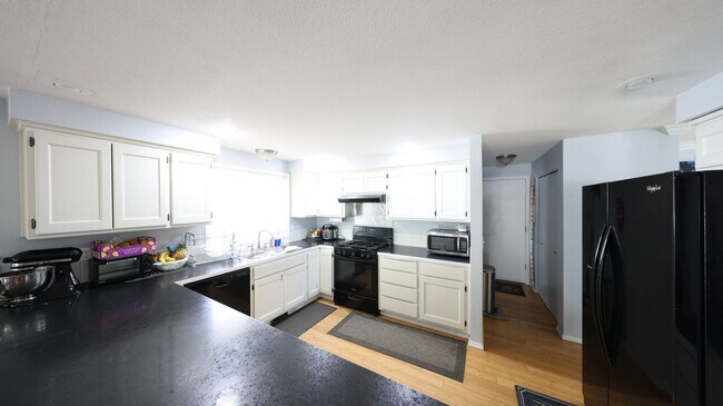 Foto del edificio - 3 Bed 2 Bath - Ideal Location - Pet Friendly - NAS Whidbey
