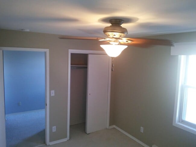 Terrible picture of a bedroom - 4130 Clover Rd