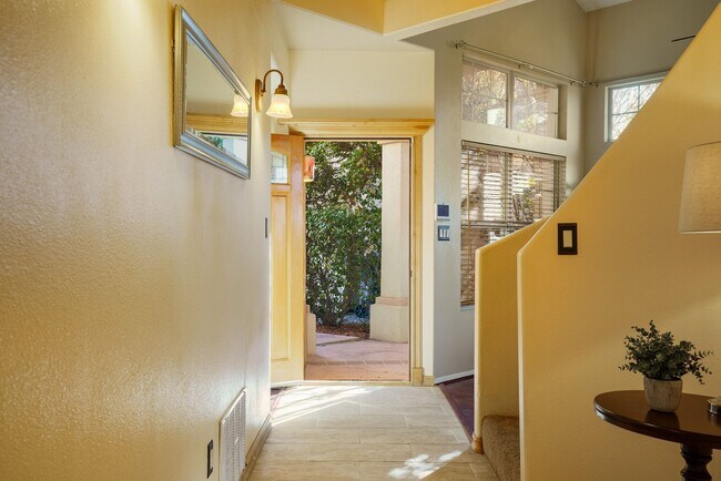 Foto del edificio - Large single family home on corner lot