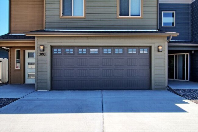 Building Photo - Modern 3 Bedroom 3 Bath Townhome in New Construction Neighborhood