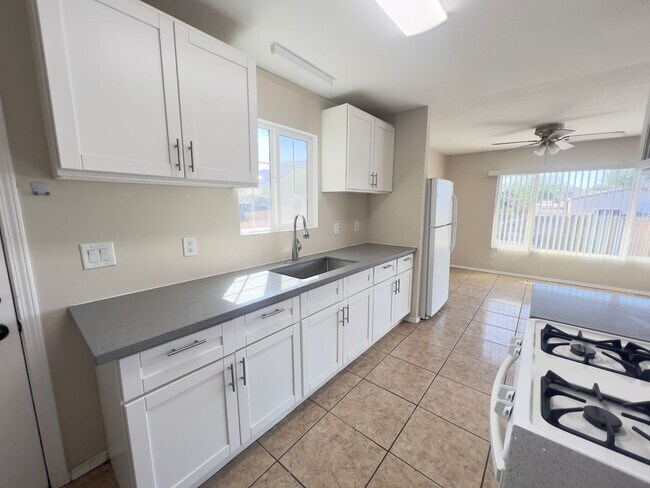 Foto del edificio - Newly Remodeled 3 bed/2 bath Home - Fully Gated!