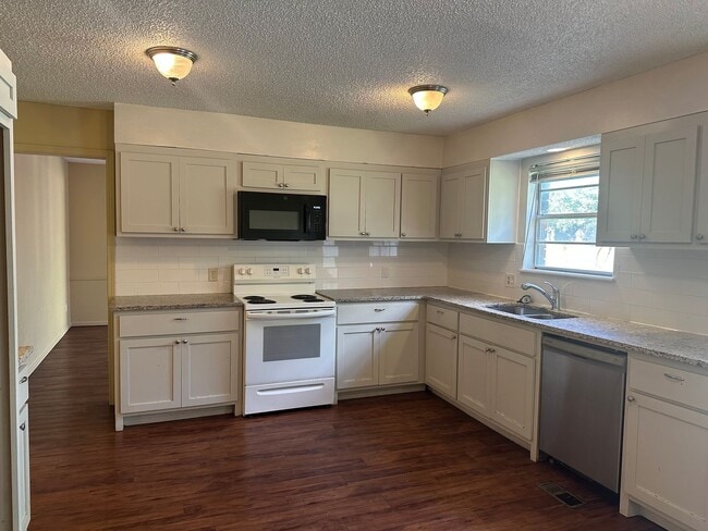 Building Photo - This duplex offers 3 spacious bedrooms, 2....