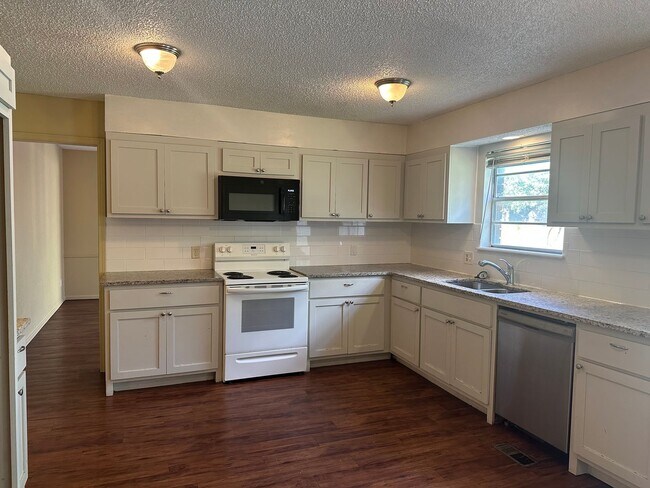 Foto del edificio - This duplex offers 3 spacious bedrooms, 2....