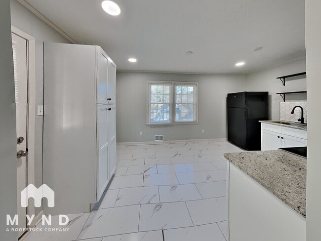 Building Photo - 944 Scoggins Rd