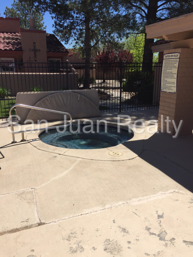 Building Photo - 2 Bedroom Condo in Country Club Villas