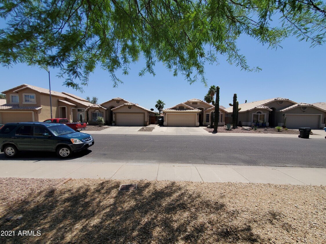 Primary Photo - 2208 E Morrow Dr