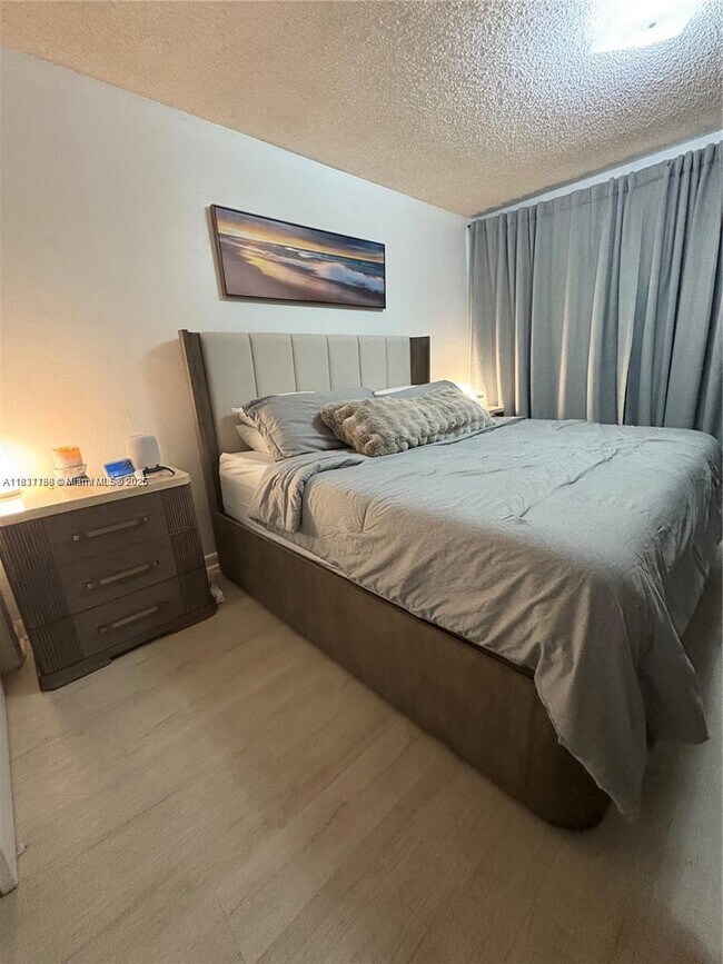 Foto del edificio - 7545 E Treasure Dr