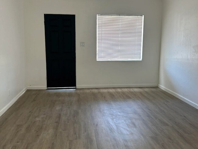 Foto del edificio - 646 N Desert Ave