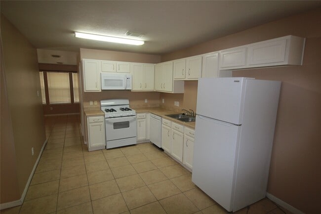 Building Photo - 6418 Mountain Pines Ln