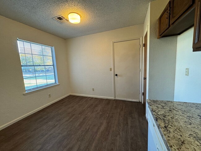 Building Photo - Cute Two bedroom One Bathroom Duplex in Br...