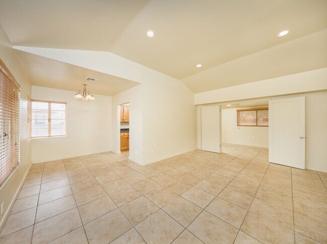 Building Photo - Great Central Location