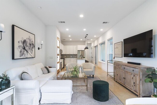 Foto del edificio - 6305 Hergotz Ln