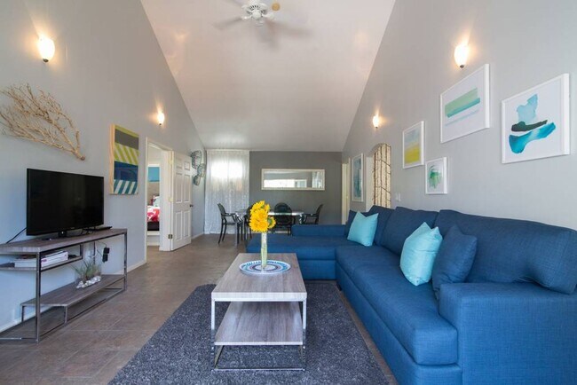 Foto del edificio - Stunning Duplex with Wrap Around Deck - Available Now