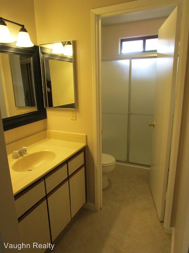 Building Photo - 604 W Graaf Ave