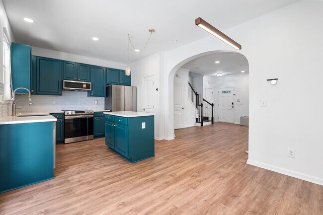 Foto del edificio - Ready NOW! Spacious 3BR/2.5BA Townhome in ...