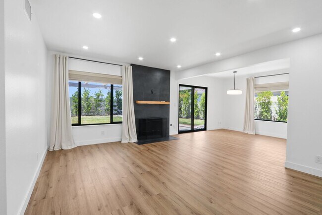 Foto del edificio - Renovated Lake Forest Home with Expansive Yard & Modern Finishes
