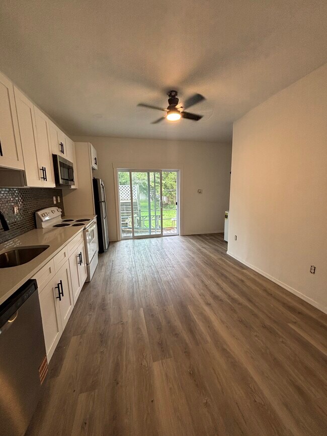 Puertas corredizas que dan a una terraza privada en la parte trasera del patio. - 17 E Glenside Ave