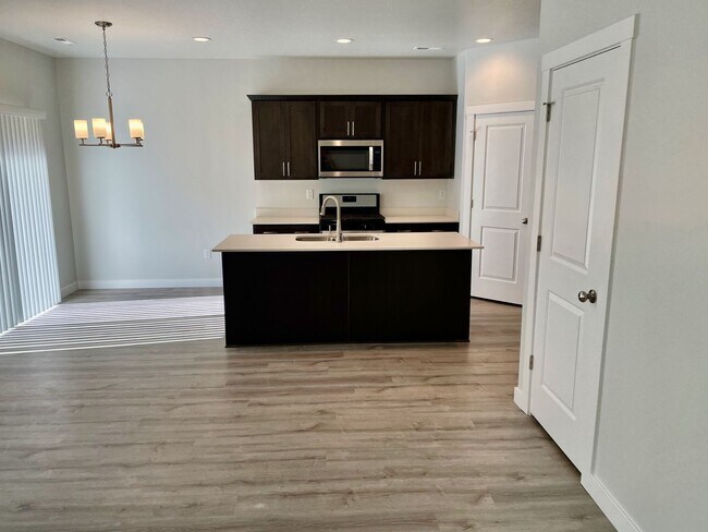 Foto del edificio - Like New and Ready For You!!