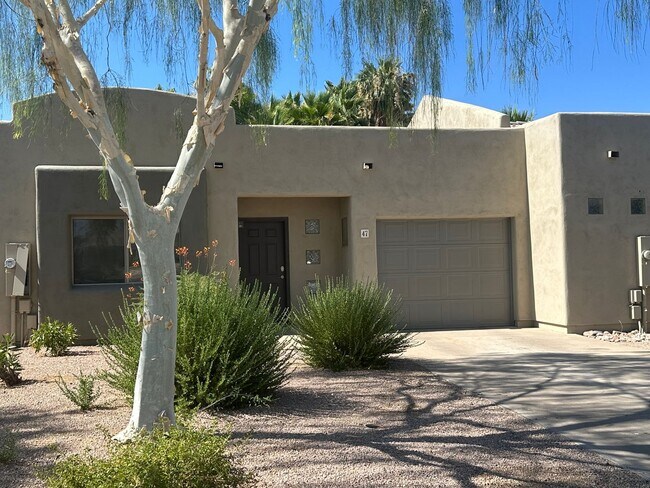 Building Photo - UNIQUE 2 BEDROOM TOWNHOUSE WITH 1 CAR GARAGE