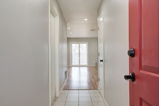 Foto del edificio - Cozy 3 Bed 2 Bath near UCO! Perfect for Co...