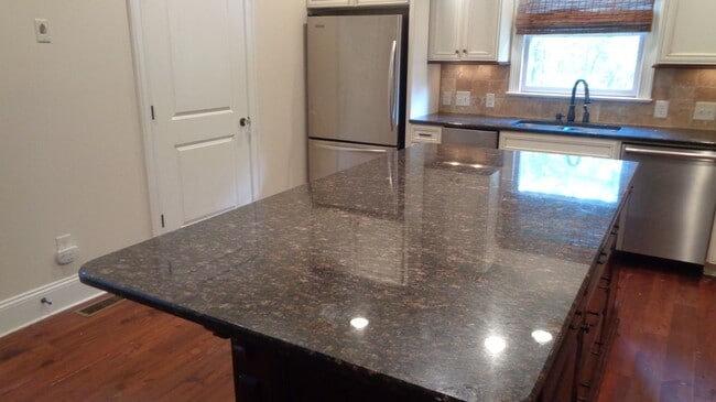 Building Photo - Craftsman 5 Bed /3 bath Home- Heart of Eli...