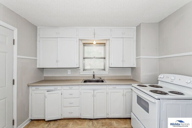 Foto del edificio - 2 bedroom 1 bathroom home with a large gar...