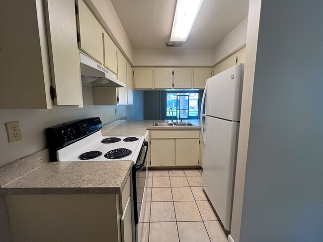 Building Photo - 2BR/1.5 Townhouse in Conveniently Located ...