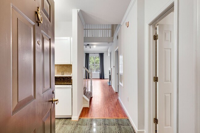 Foto del edificio - Ideally located near the Metro and Tysons ...