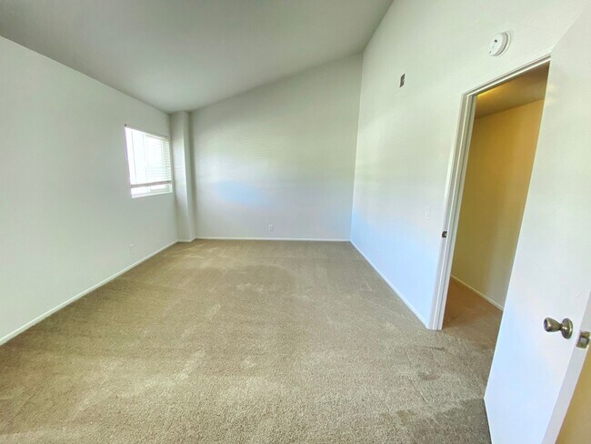 Building Photo - Beautiful 2 bed 2.5 Bath, Newport Beach