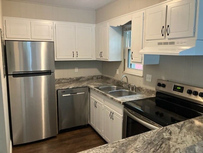 Foto del edificio - COMING SOON! Impeccably Renovated 2-Story,...