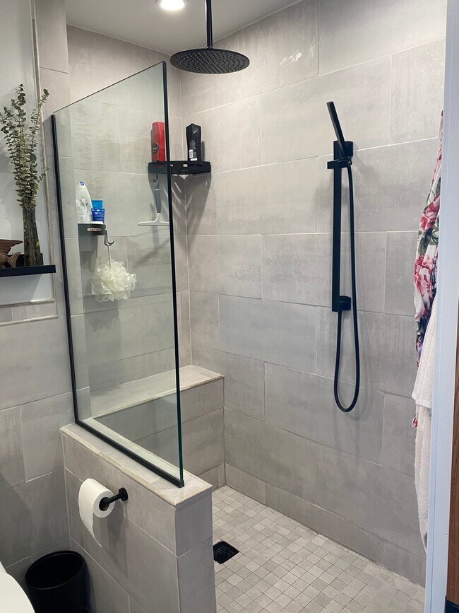 Master Bathroom - 1751 N Western Ave