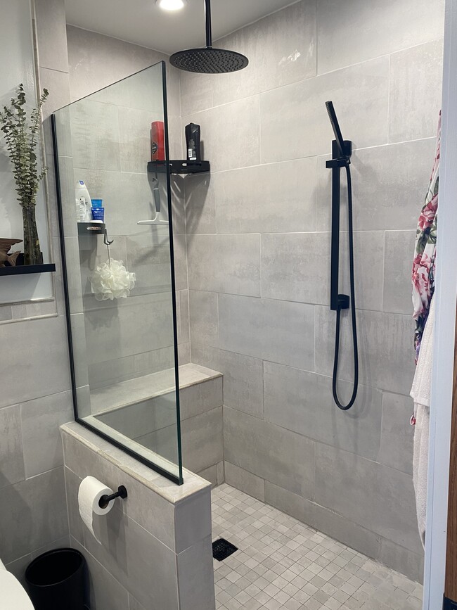 Master Bathroom - 1751 N Western Ave