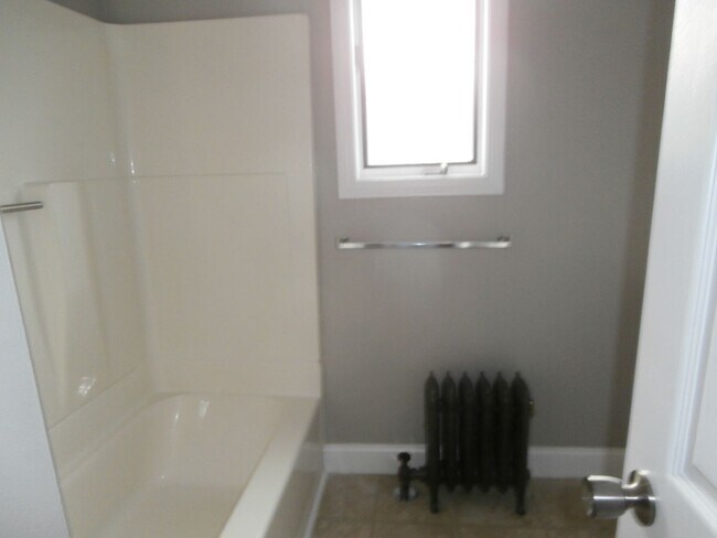 Foto del edificio - 2 Bedroom, 1 Bath Duplex in Quiet Dover Ne...