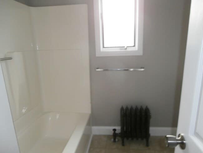 Building Photo - 2 Bedroom, 1 Bath Duplex in Quiet Dover Ne...