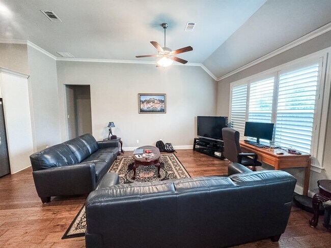 Foto del edificio - 452 Tender Oaks Ln N