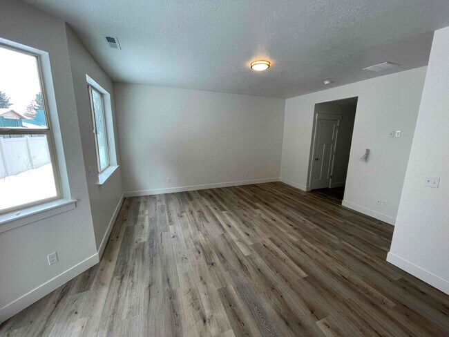 Building Photo - 211 150