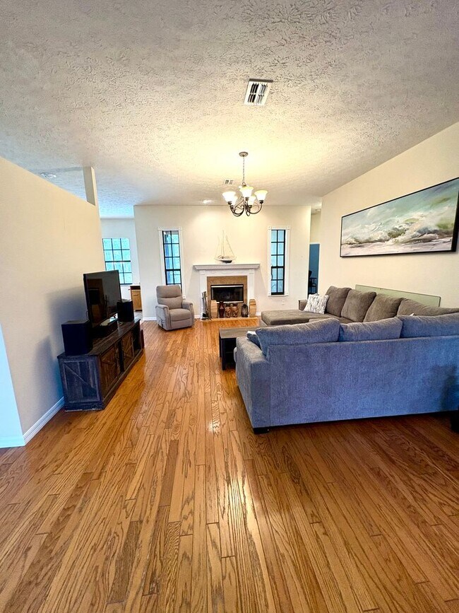 Building Photo - Beautiful 4bed/2bath Pool Home on Conservation Lot