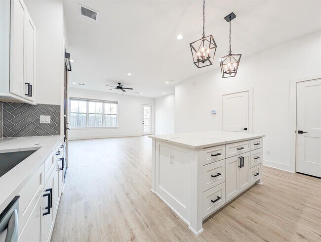 Building Photo - 6422 Highland Pine Ln