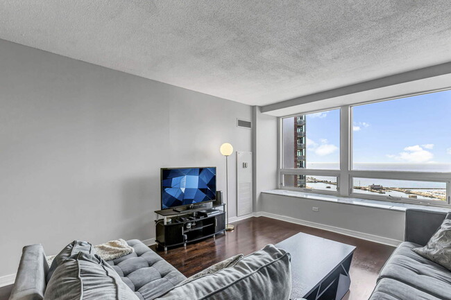 Building Photo - 512 N McClurg Ct