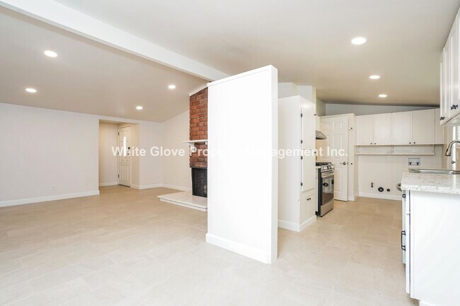 Foto del edificio - Spacious 4-Bed, 2-Bath Home with Large Bac...