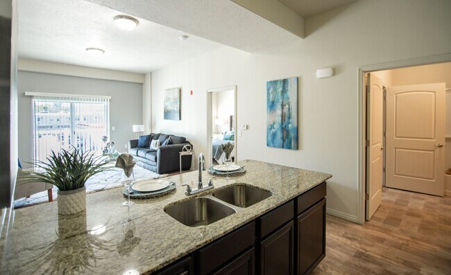 Cottages on 7th - Apartamentos para adultos activos mayores de 55 años — foto de la comunidad - Cottages on 7th - 55+ Active Adult