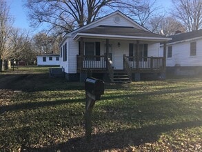 Building Photo - 1444 Edgewood Dr