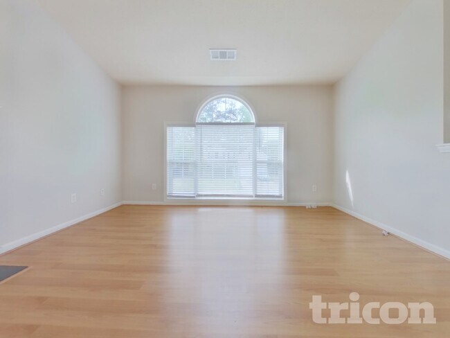 Foto del edificio - 3020 Lake Park Ct