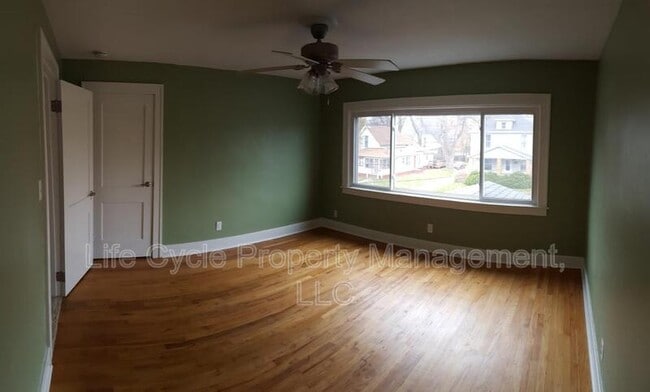 Building Photo - 556 Leonard St NE
