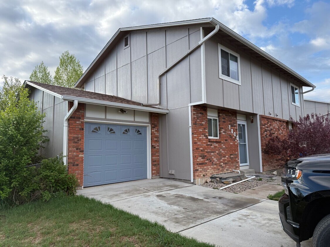 Primary Photo - 3 Bedroom Townhome in FC!
